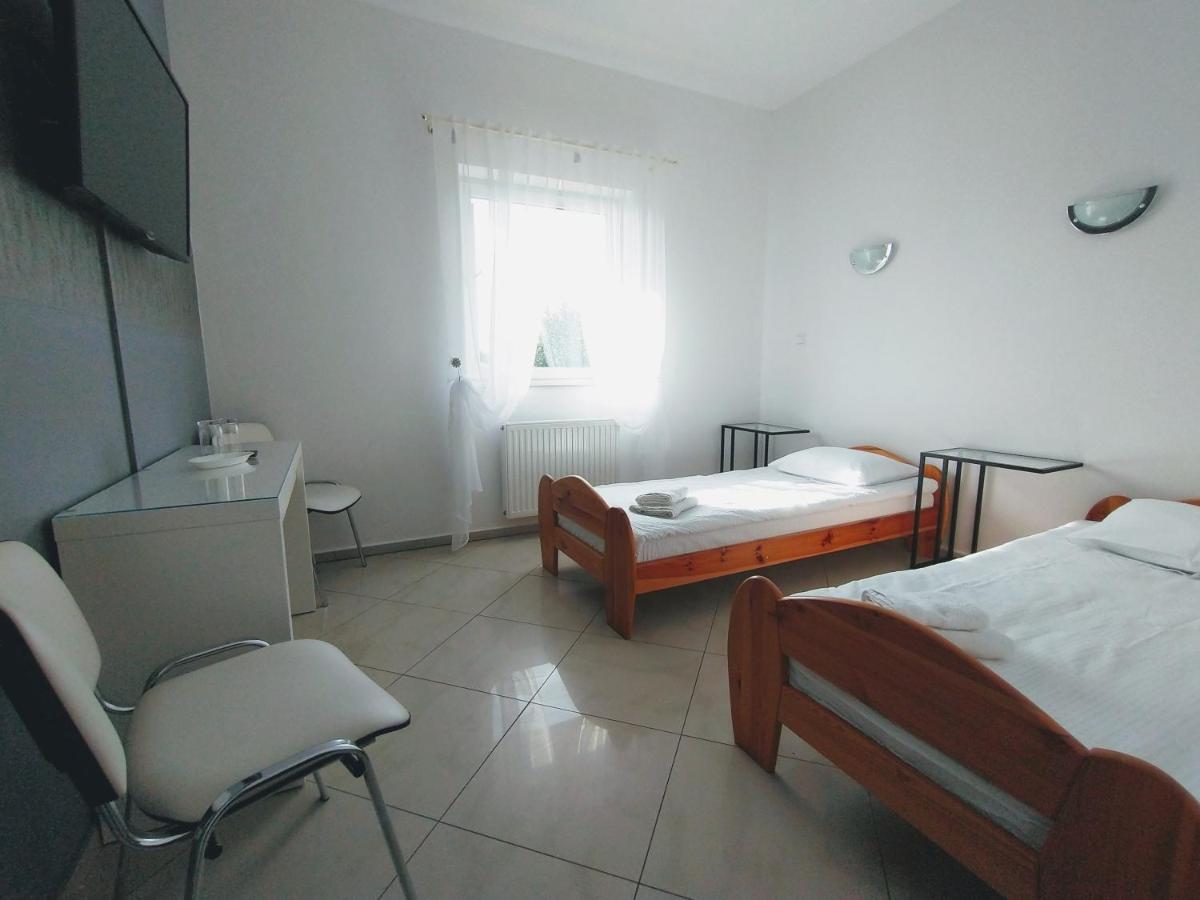 Zolta Walizka Gosciniec Podrzewie Exterior foto