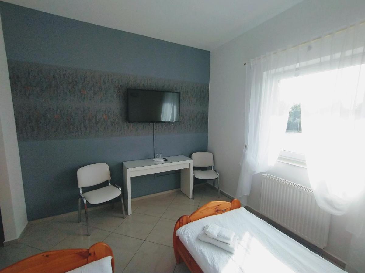Zolta Walizka Gosciniec Podrzewie Exterior foto