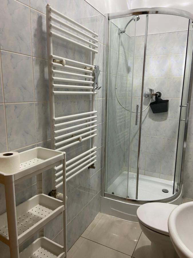 Zolta Walizka Gosciniec Podrzewie Exterior foto