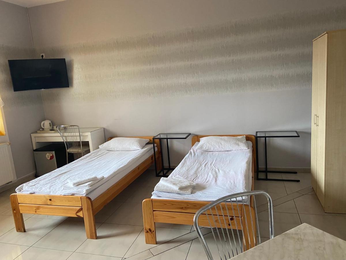 Zolta Walizka Gosciniec Podrzewie Exterior foto