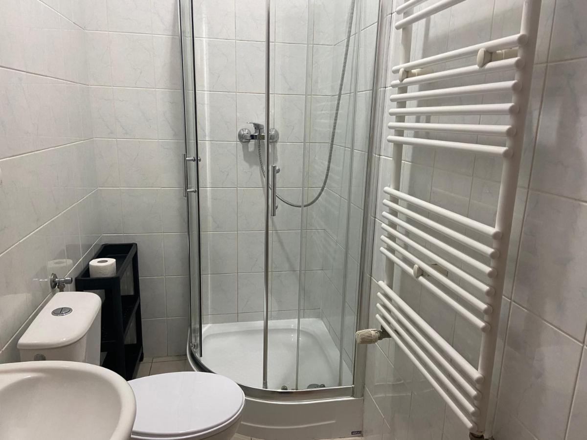 Zolta Walizka Gosciniec Podrzewie Exterior foto