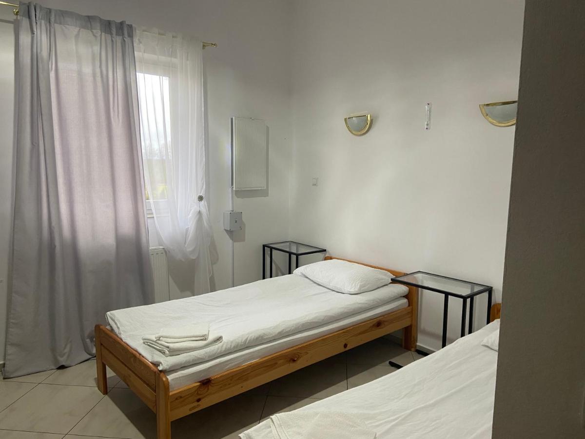 Zolta Walizka Gosciniec Podrzewie Exterior foto