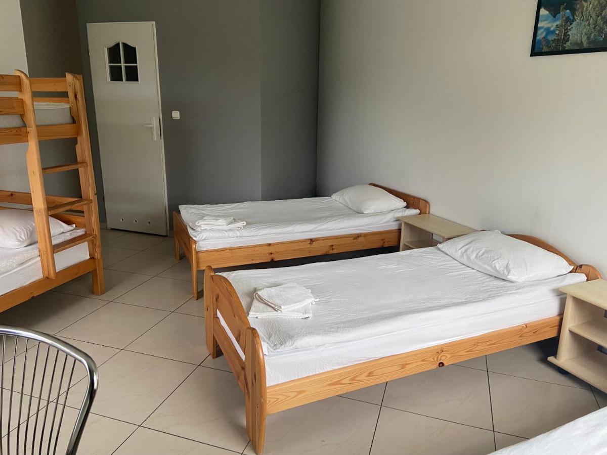 Zolta Walizka Gosciniec Podrzewie Exterior foto