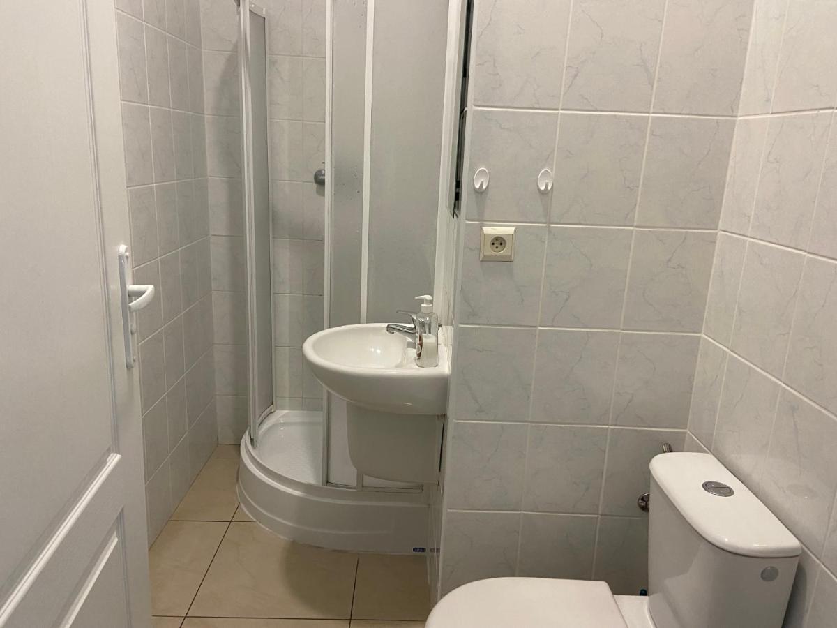 Zolta Walizka Gosciniec Podrzewie Exterior foto
