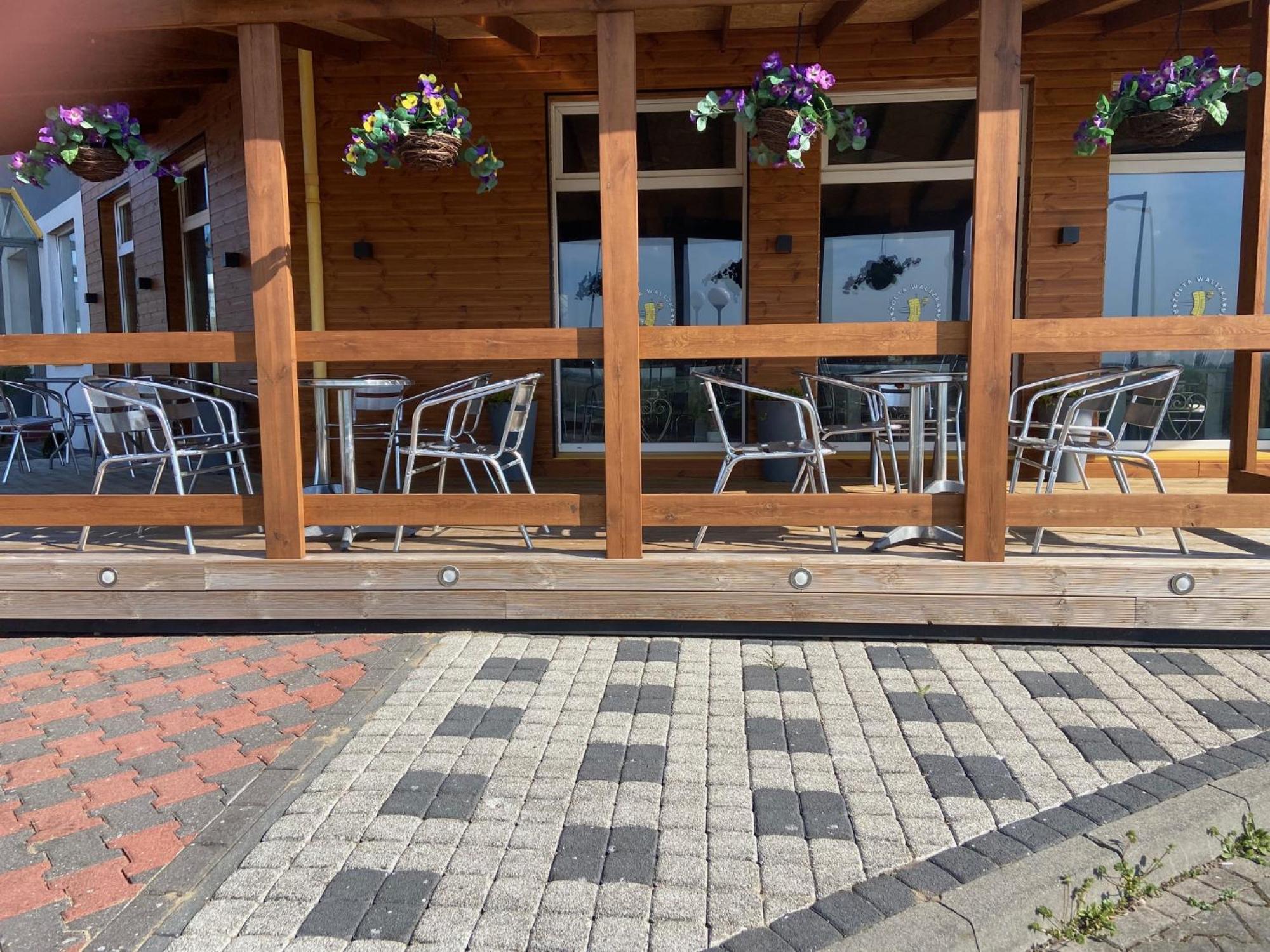 Zolta Walizka Gosciniec Podrzewie Exterior foto