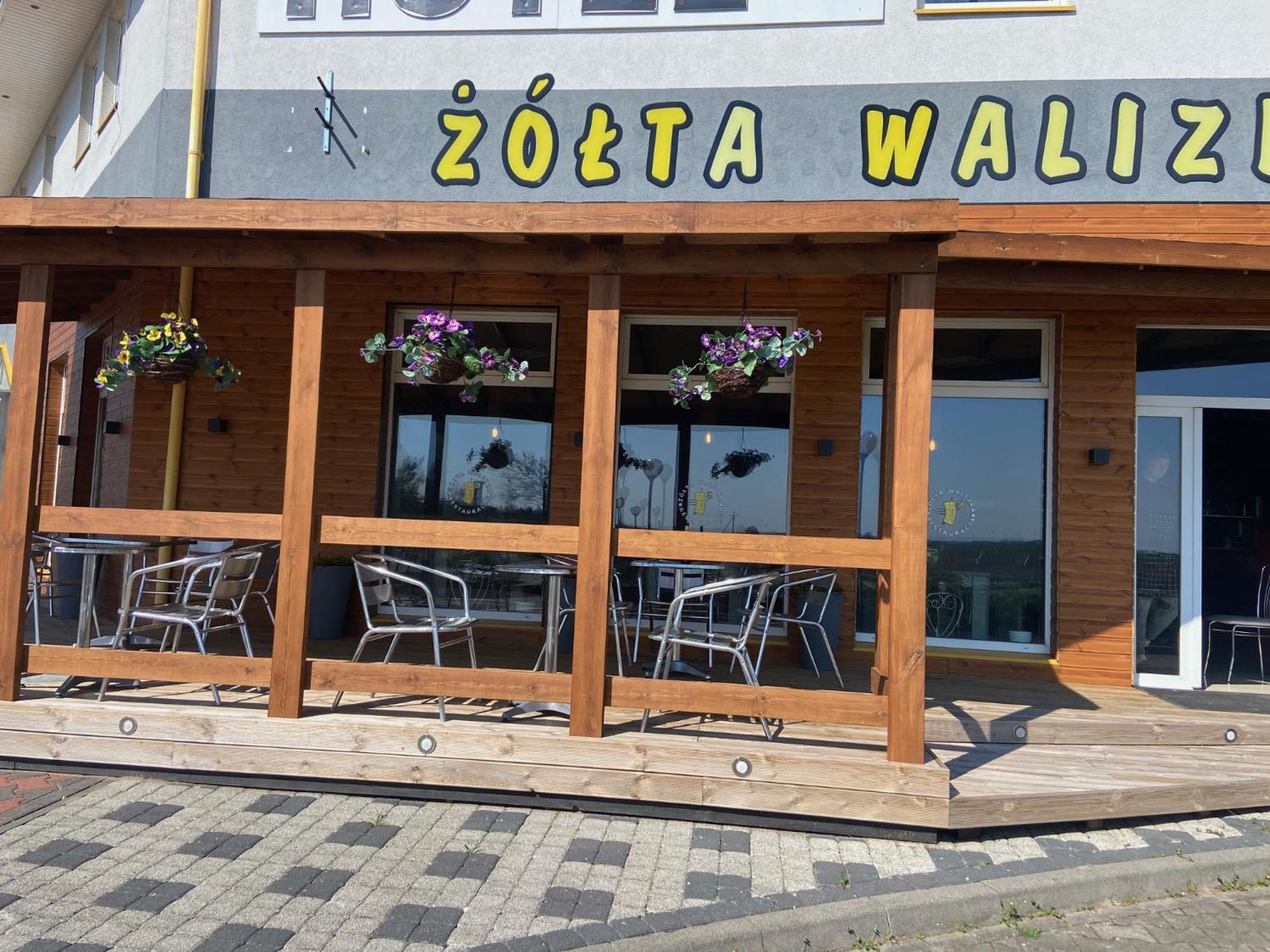 Zolta Walizka Gosciniec Podrzewie Exterior foto